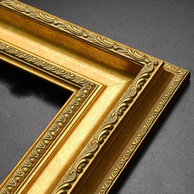 Quadro dourado para pinturas a óleo com detalhes ornamentados