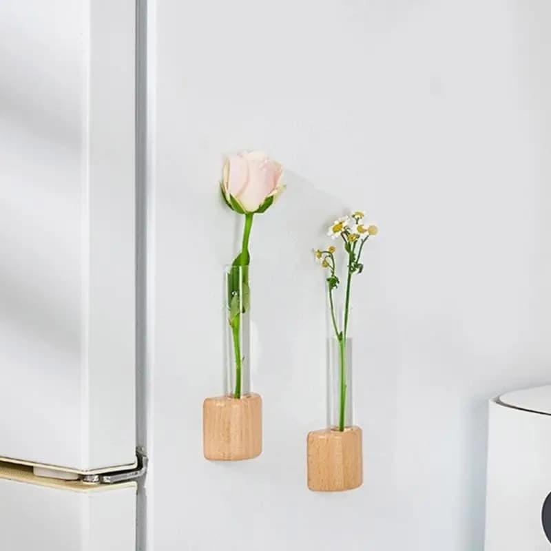 Três vasos de vidro com base de madeira para exibição de flores e plantas