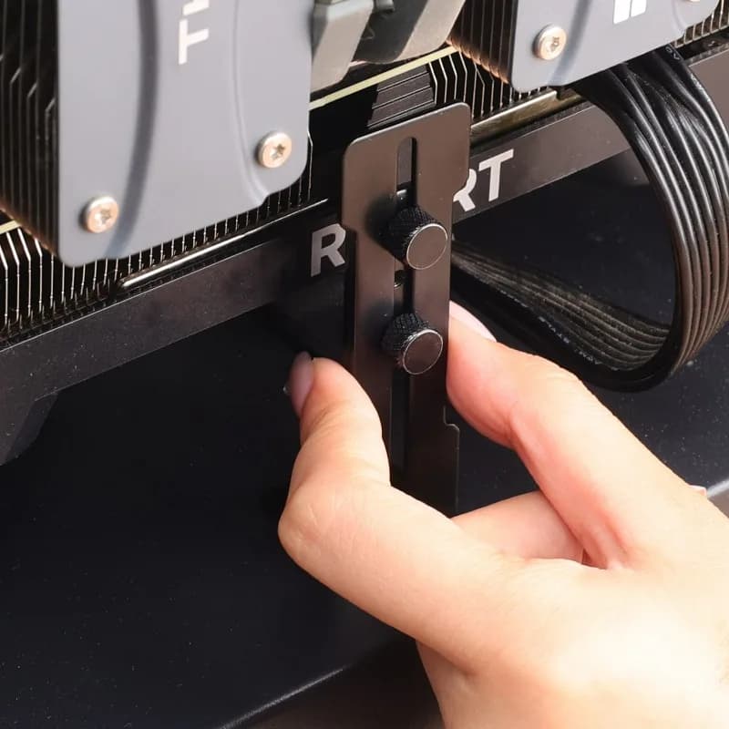Mão ajustando suporte preto para placa de vídeo gamer instalado em gabinete de PC