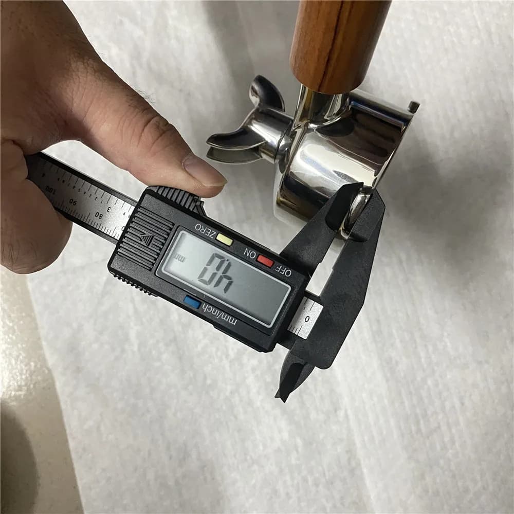 Medidor digital mostrando 40mm de diâmetro do porta-filtro de café em aço inox