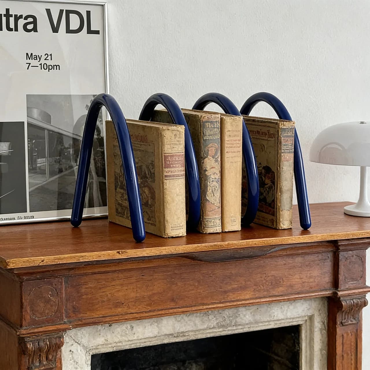 Estante giratória azul marinho para livros com design criativo em mola para mesa