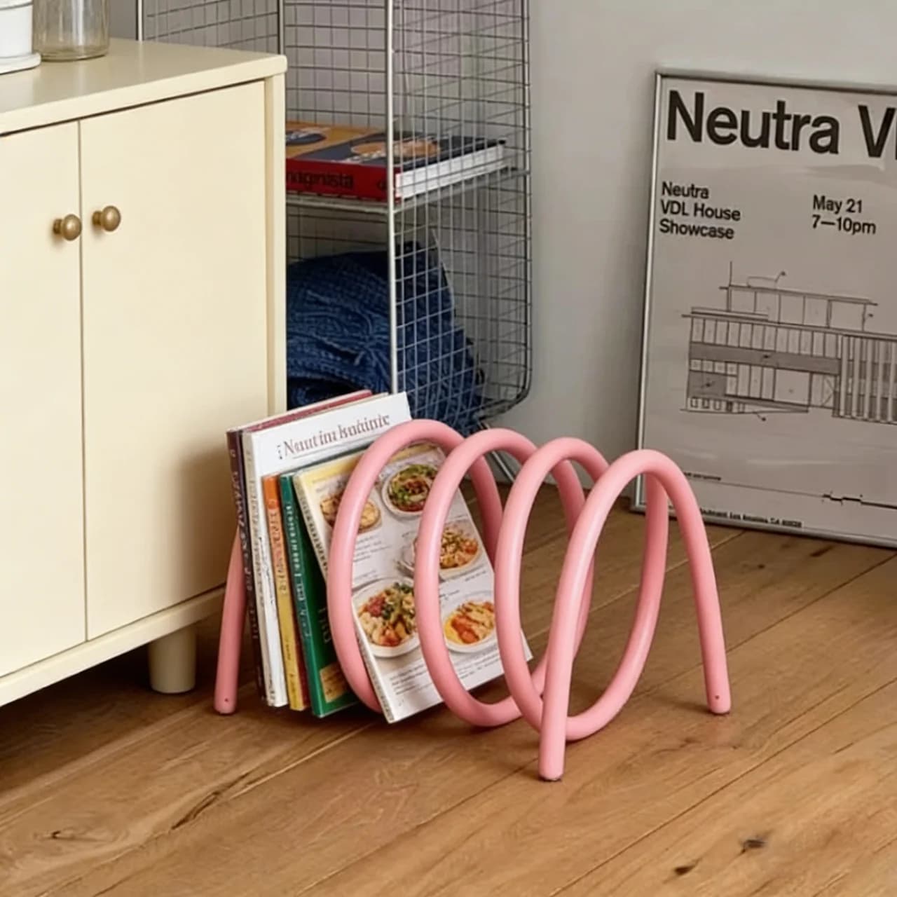 Estante de livros rotativa Jácotei em metal rosa, design criativo para organizar livros na mesa