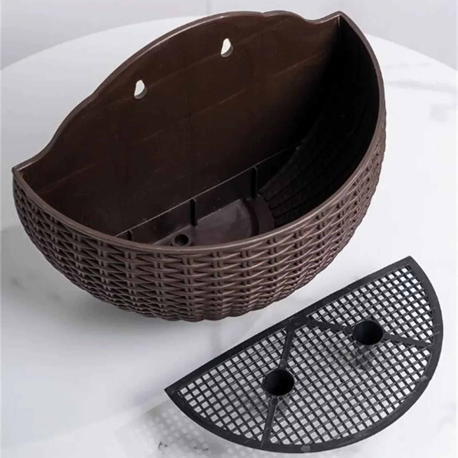 Cesta pendurada em rattan artificial marrom com suporte de grade preta para flores