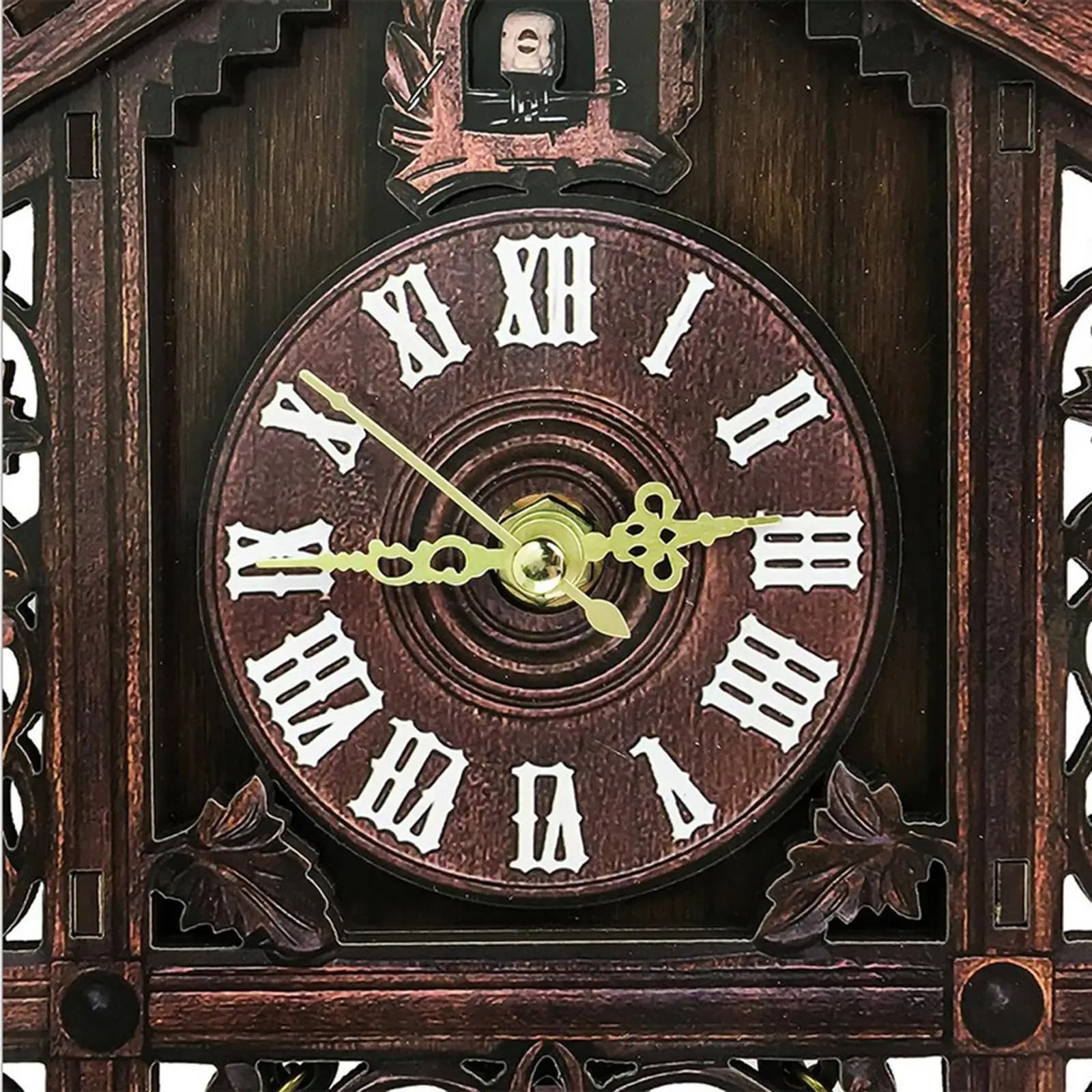 Relógio de parede decorativo em madeira estilo cuco com mostrador redondo e números romanos brancos