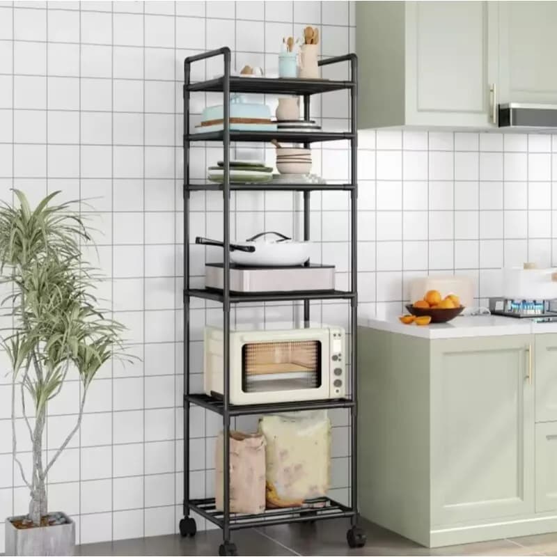 Prateleira de armazenamento de chão preta com cinco níveis, carregada com micro-ondas, panelas e frutas em uma cozinha.