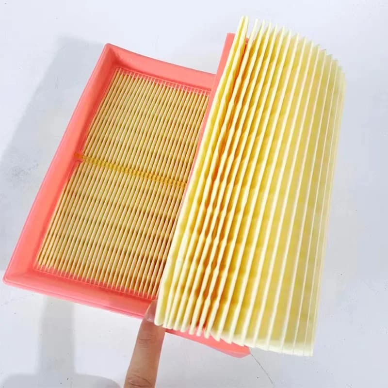 Elemento de filtro amarelo com bordas vermelhas para aspirador Festool, mostrado sendo segurado para demonstrar flexibilidade