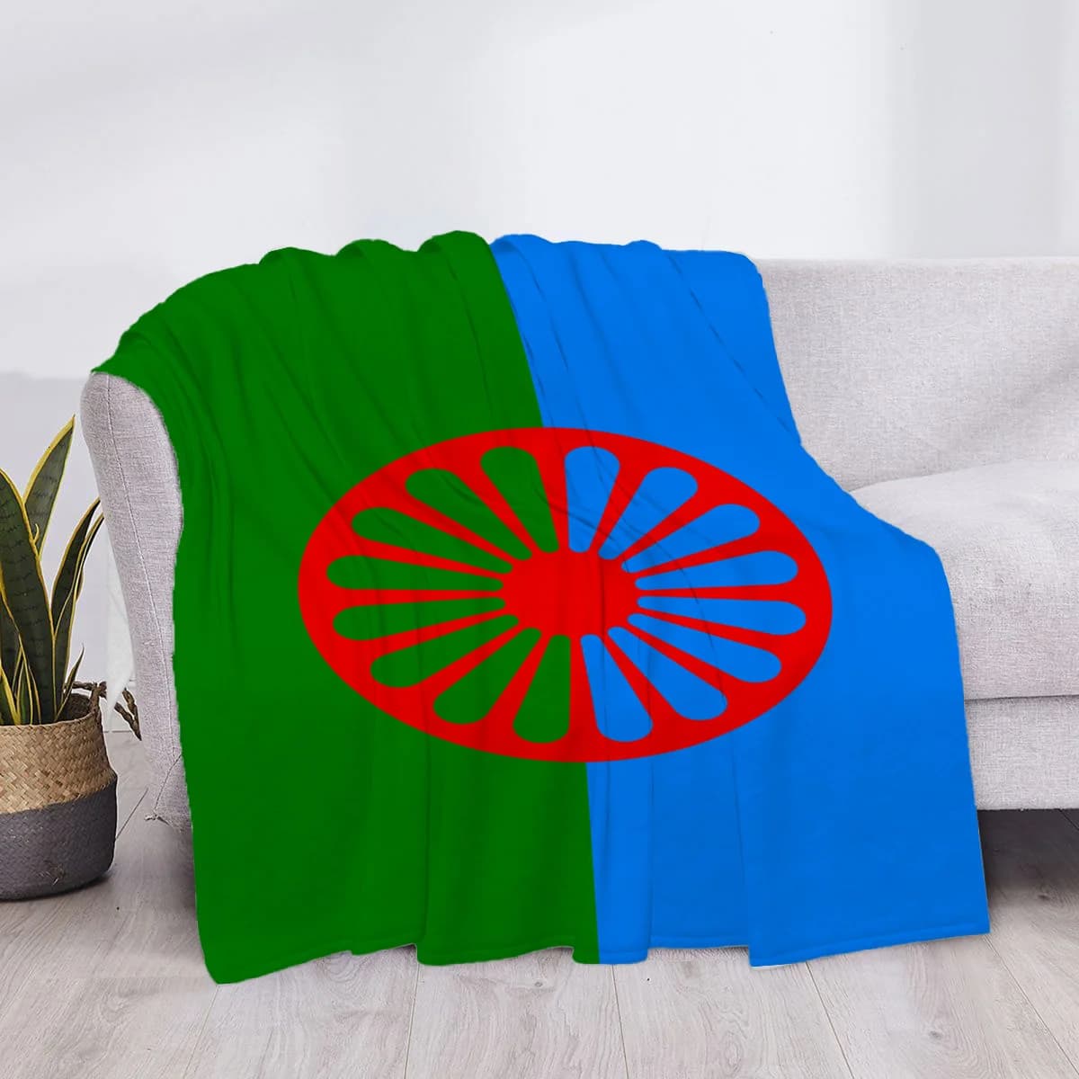 Manta macia com design de roda vermelha e azul sobre sofá cinza