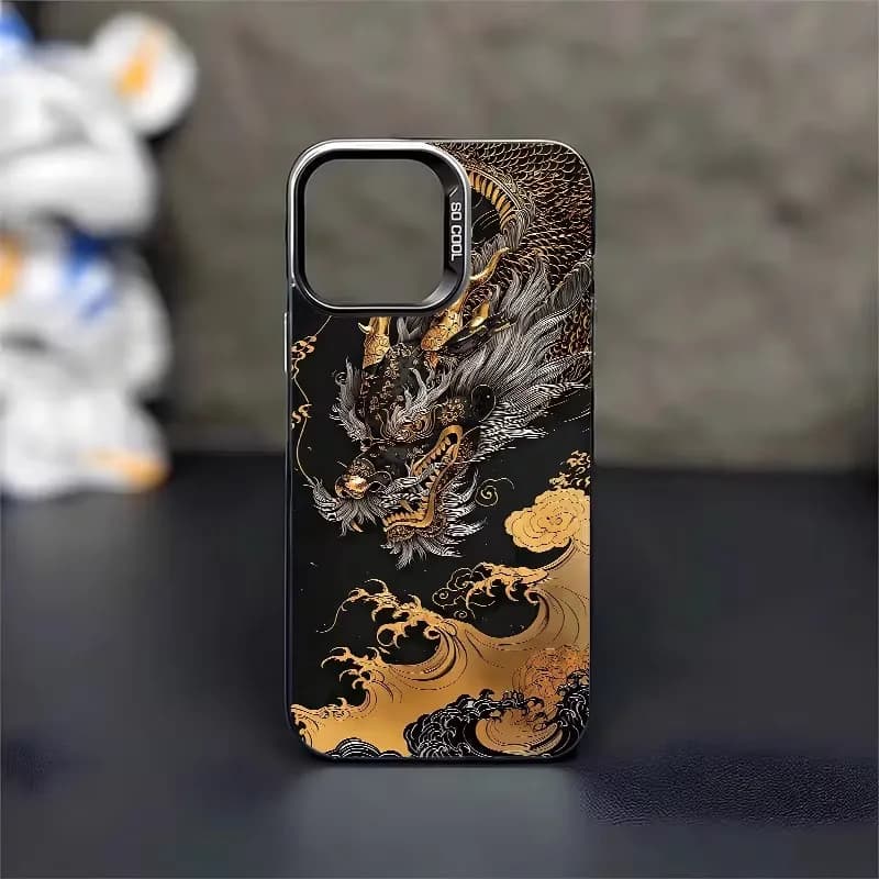 Capa para celular Xiaomi Redmi Note 14 com estampa de dragão dourado em fundo preto e proteção para câmera