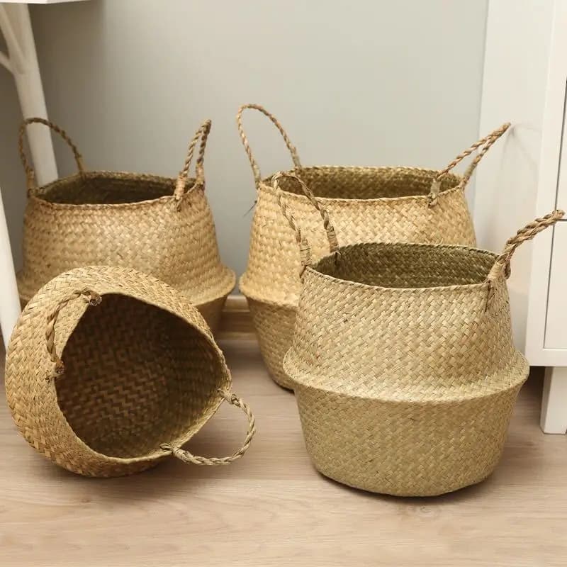 Cestas de vime trançadas marrom claro com alças de corda para armazenamento e decoração