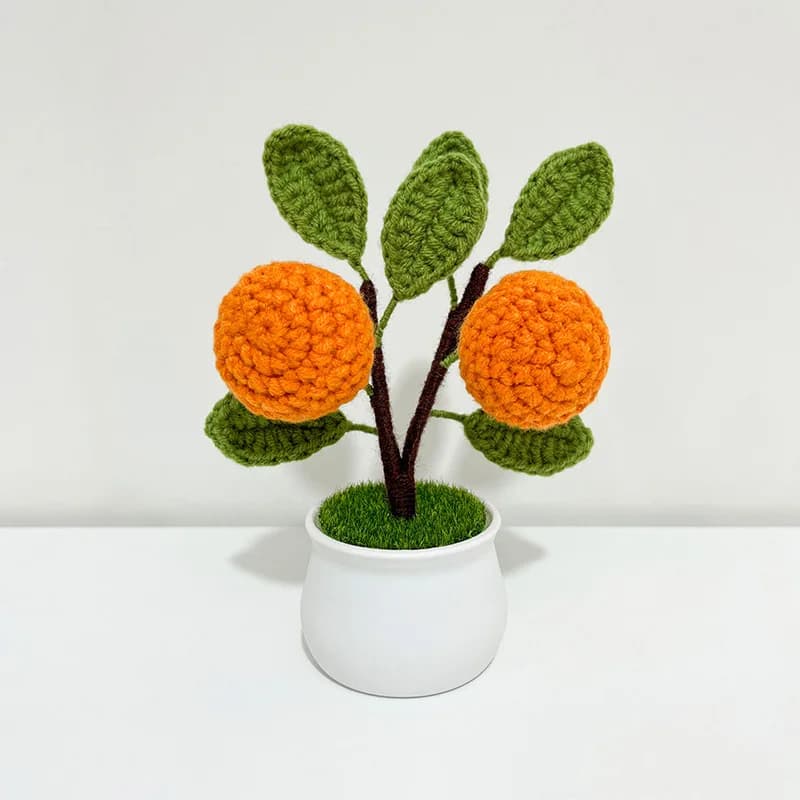 Vaso decorativo Jácotei com morangos artificiais laranja e folhas verdes em vaso branco