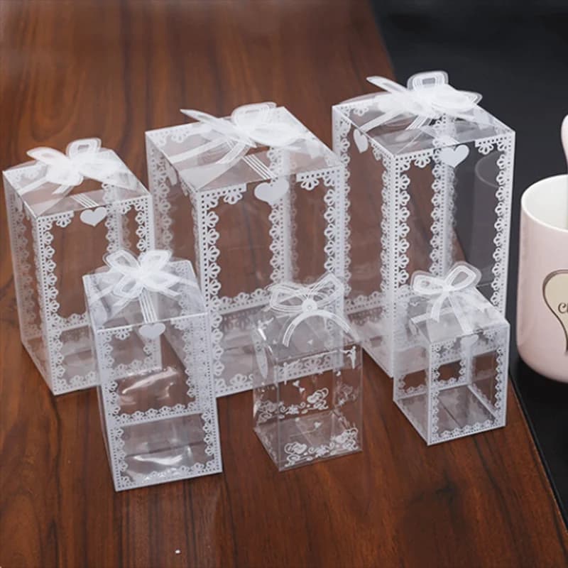 Caixas transparentes decoradas com corações e rendas para lembrancinhas de eventos