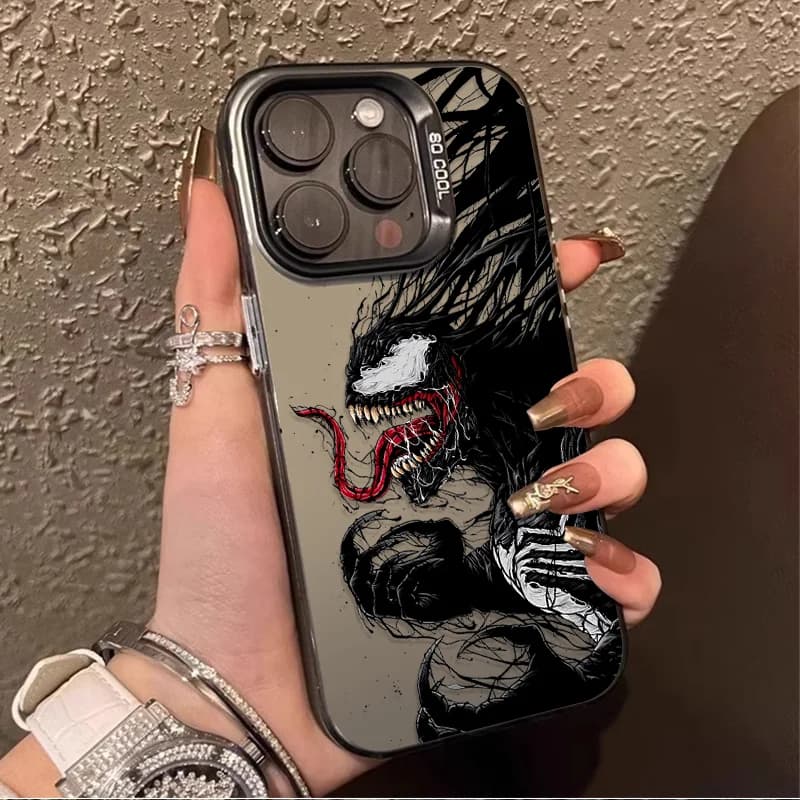 Capa estilo Venom para smartphone, preta e vermelha, segurada na mão.