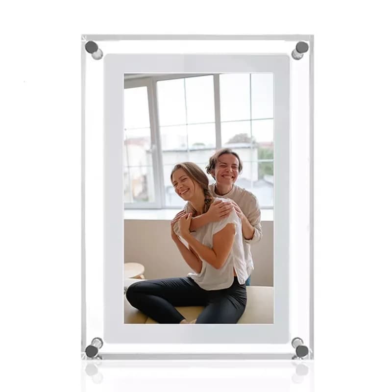 Porta-retratos digital acrílico branco com foto de casal sorridente