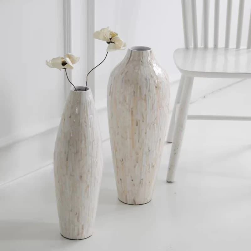 Conjunto de 2 vasos decorativos minimalistas nórdicos brancos com textura marmorizada em ambiente claro
