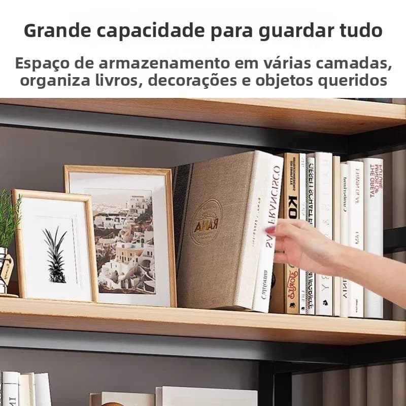 Estante de armazenamento multicamadas preta com 3 prateleiras em madeira organizando livros e objetos decorativos