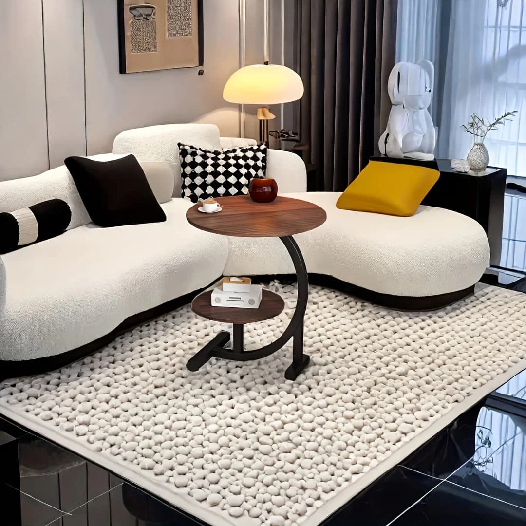 Mesa lateral de luxo com tampo redondo em madeira e base metálica preta em ambiente moderno