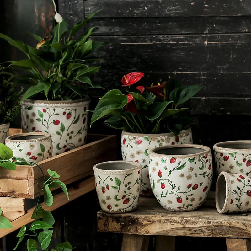Conjunto de vasos decorativos Jácotei em cerâmica porosa branca com detalhes vermelhos e verdes estilo pastoral