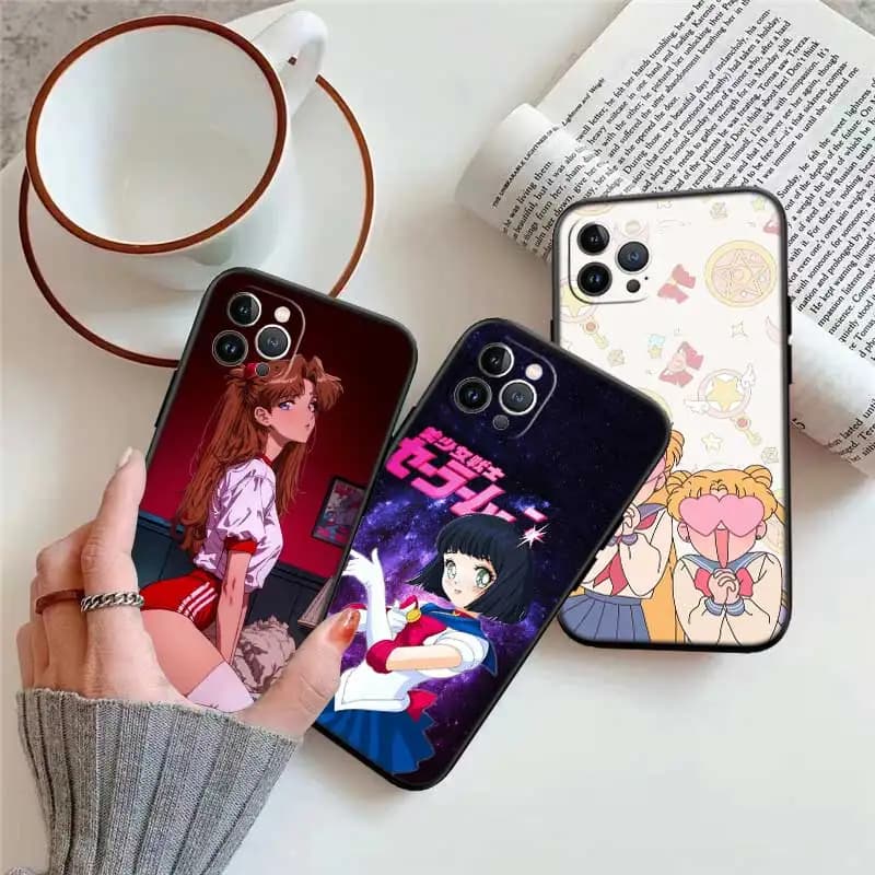 Capas Xiaomi Poco com ilustrações de personagens femininas Sailor Moon em estilo anime com fundo escuro e claro