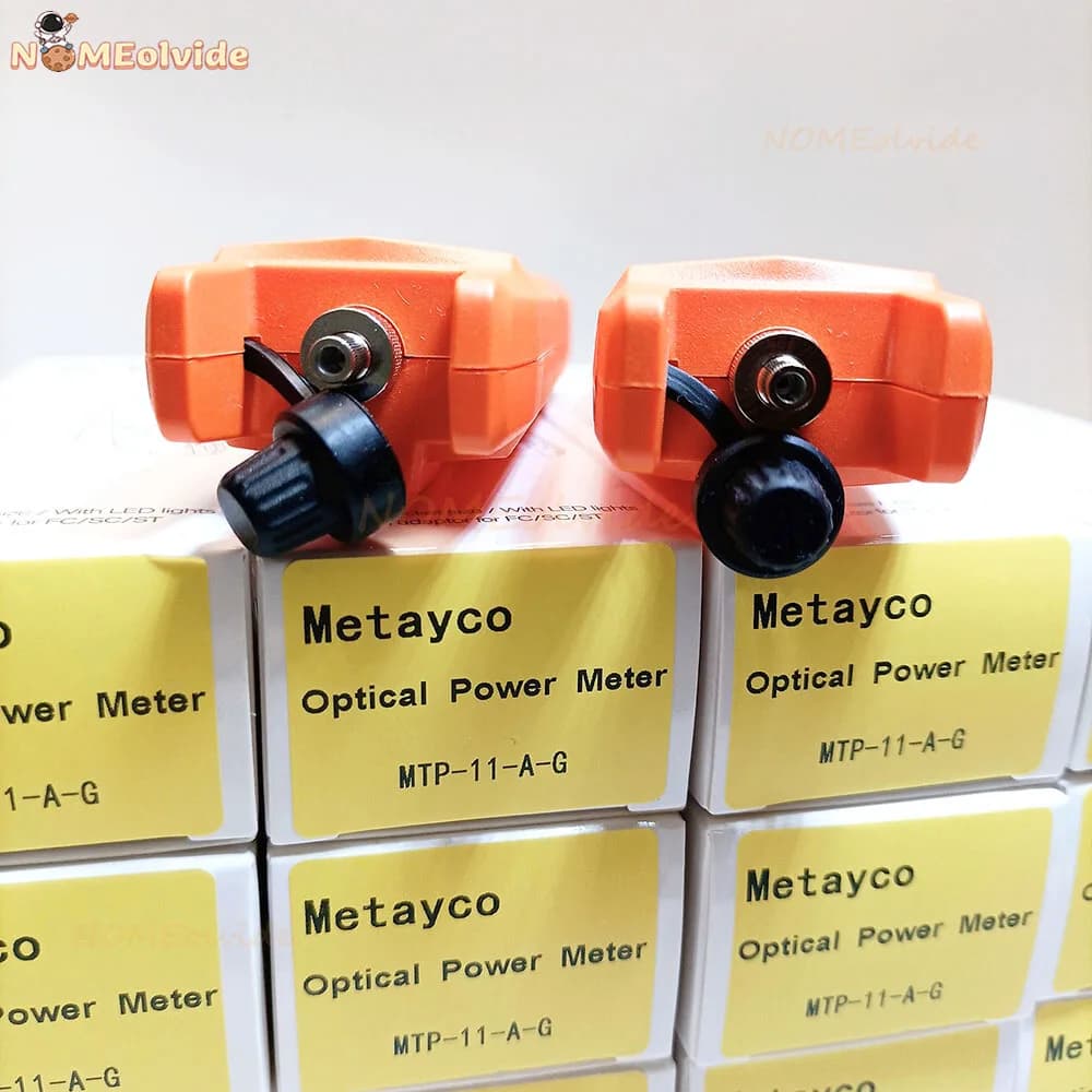 Medidor de potência óptica Metayco MTP-11-A-G laranja com conector e tampa preta sobre caixas amarelas