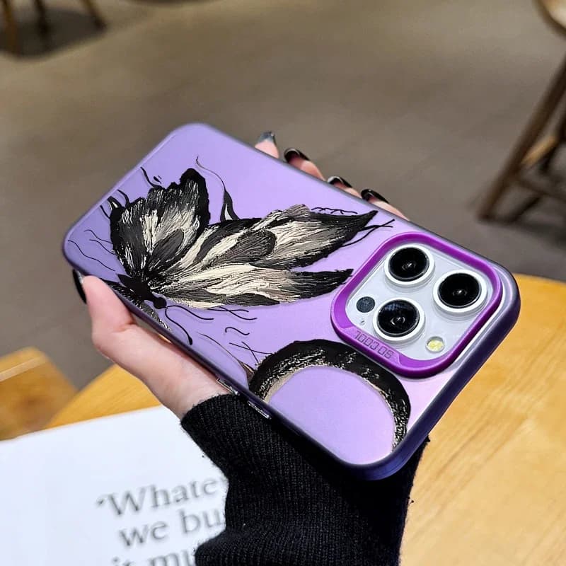 Capa para Xiaomi Redmi Note 13 roxa com estampa de borboleta preta e detalhes metálicos, estilo rígido luxo