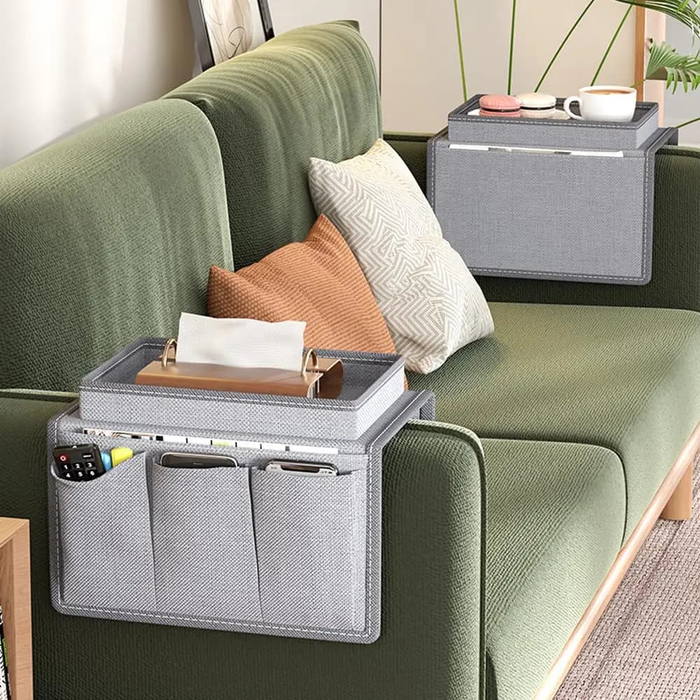 Organizador cinza para braço de sofá com bandeja para copos, bolsos para controles e celular