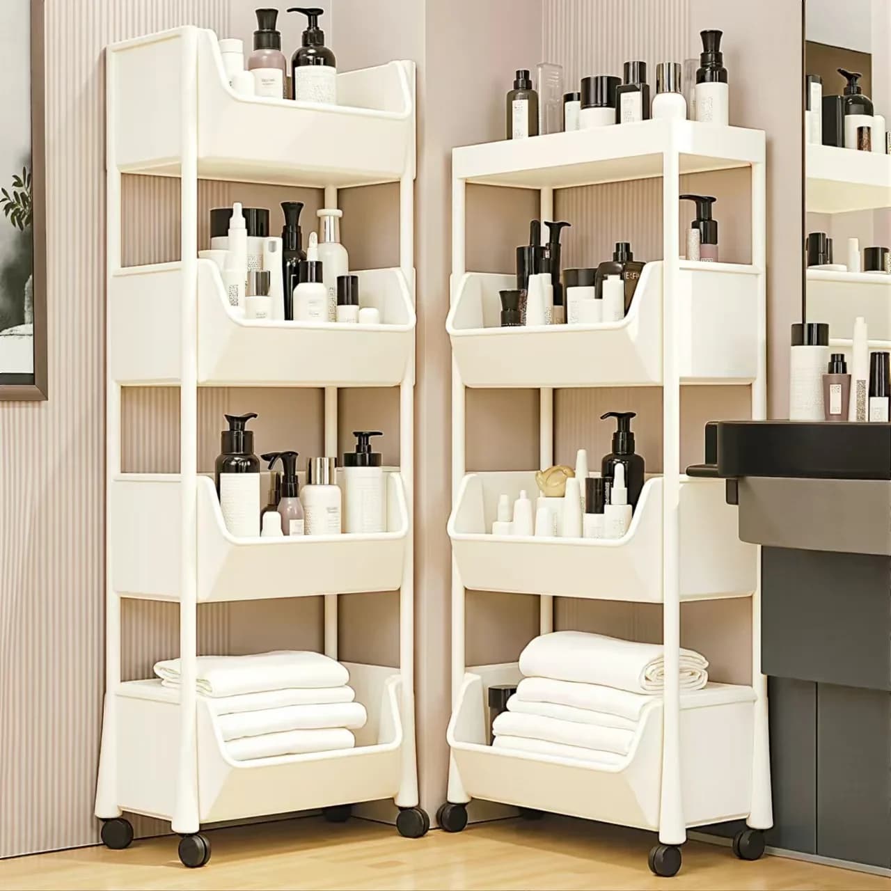 Estante de armazenamento móvel branca 5 camadas com rodas para banheiro, organizada com produtos de higiene