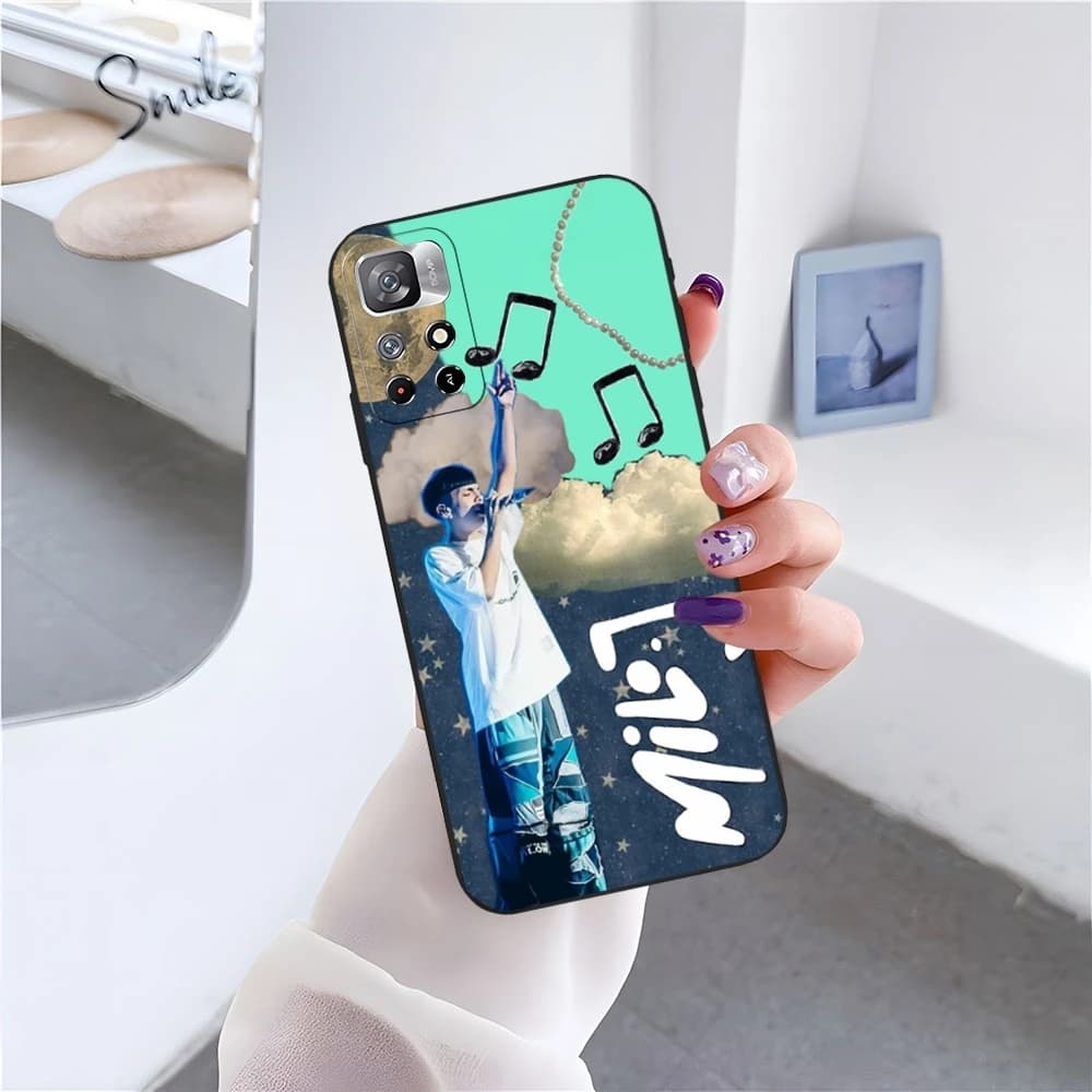 Capa Milo J para Xiaomi Poco com estampa colorida cantor, notas musicais e fundo azul e verde
