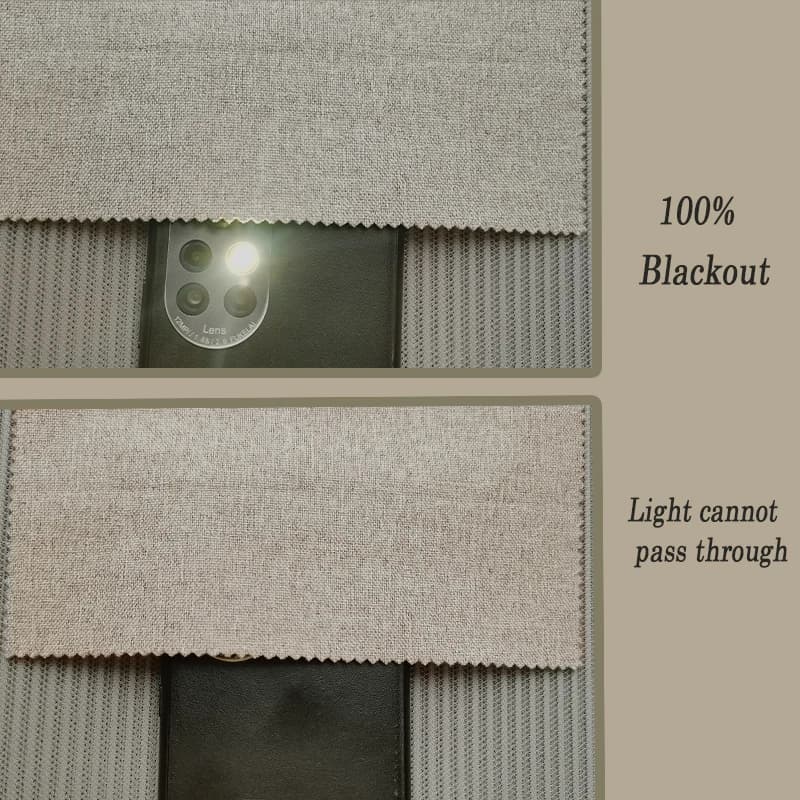 Detalhe do tecido linho da cortina blackout Asazal bege claro mostrando bloqueio total de luz