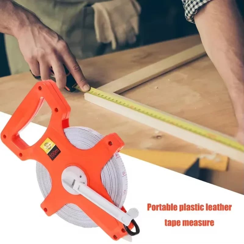 Fita métrica de fibra de vidro laranja 30m usada para medir madeira em bancada de trabalho
