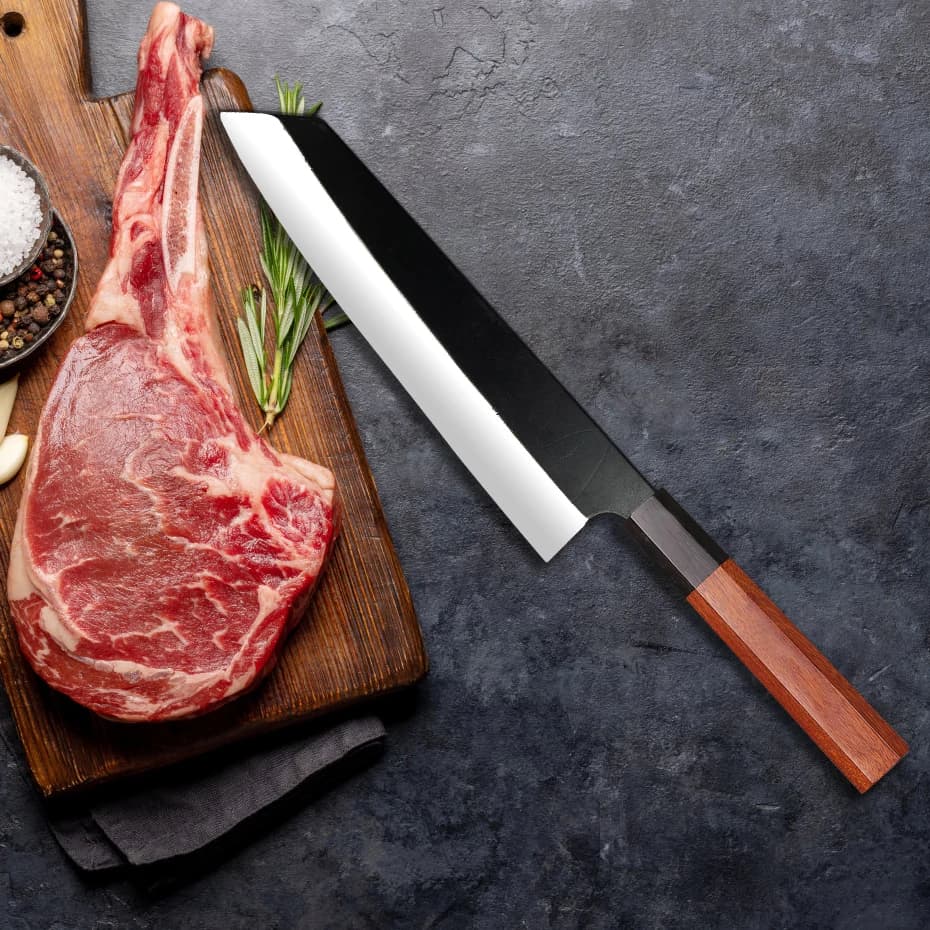 Faca japonesa Kiritsuke com cabo octógono e lâmina afiada sobre tábua de corte