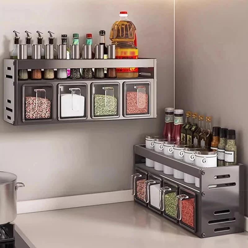 Prateleira de especiarias de aço inox prata com 2 níveis e 4 compartimentos organizando temperos na cozinha