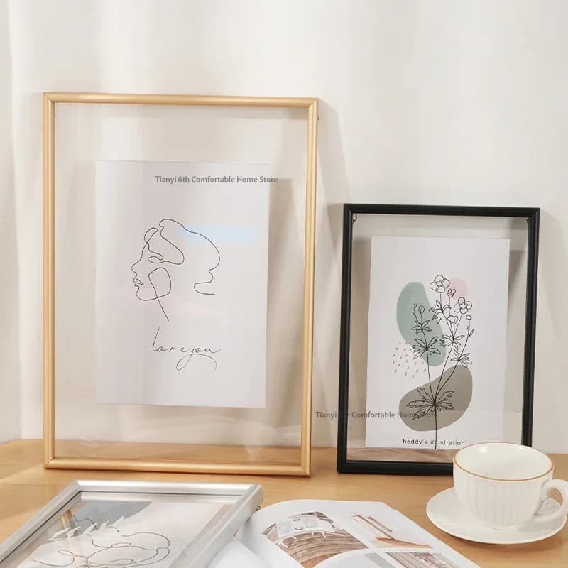 Quadro moderno com moldura preta e figura de mulher