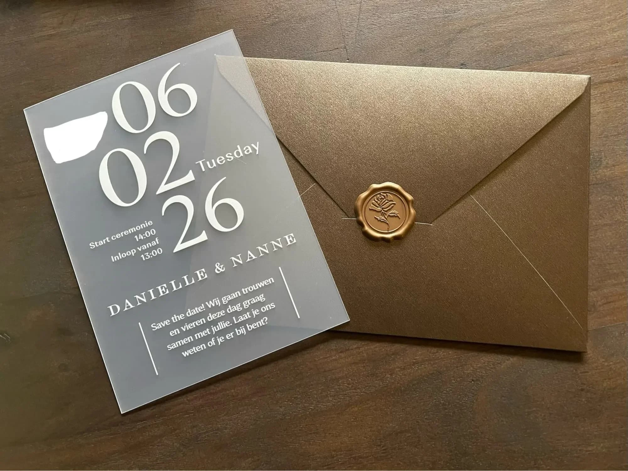 Convite de casamento acrílico fosco com envelope marrom e selo de cera dourado