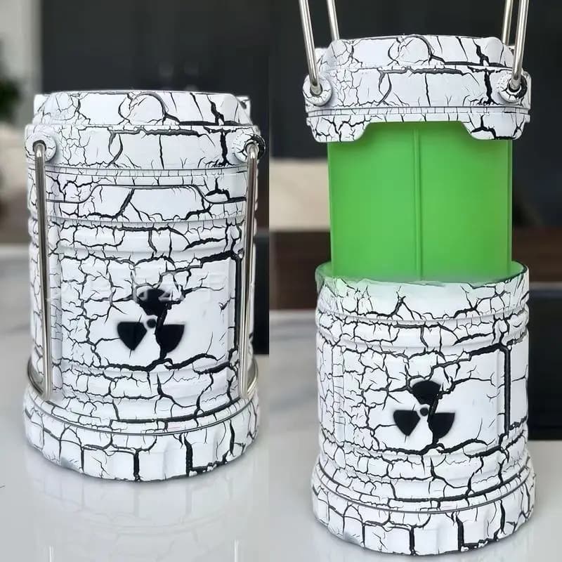 Lanterna decorativa branca com efeito craquelado e símbolo nuclear, iluminação verde interna