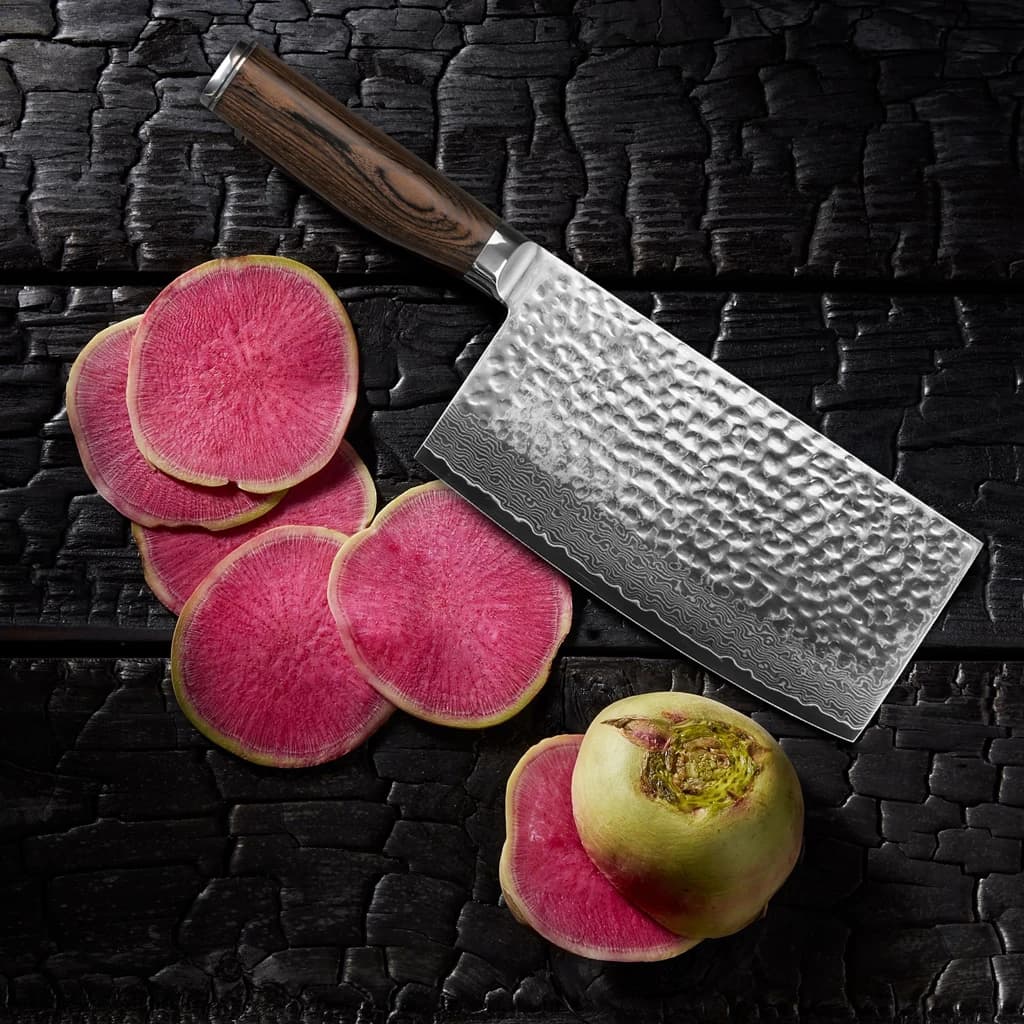 Faca Nakiri artesanal com lâmina de aço damasco e cabo de madeira Pakkawood, fatiando legumes vermelhos