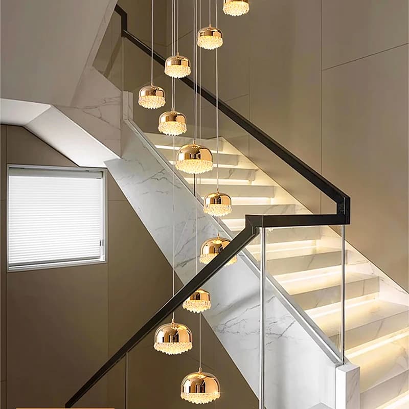 Lustre nórdico linear regulável com tiras de cristal e brilho cromado polido para espaços contemporâneos