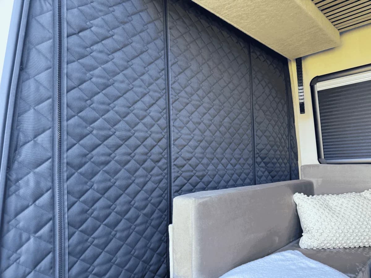 Cortina divisora de cabine térmica acolchoada azul escuro para van