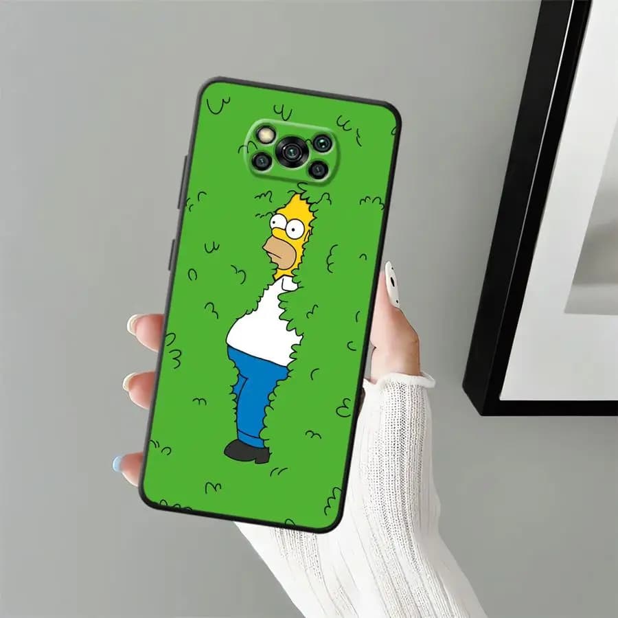 Capa para celular Poco verde com estampa Homer Simpson escondido em arbusto