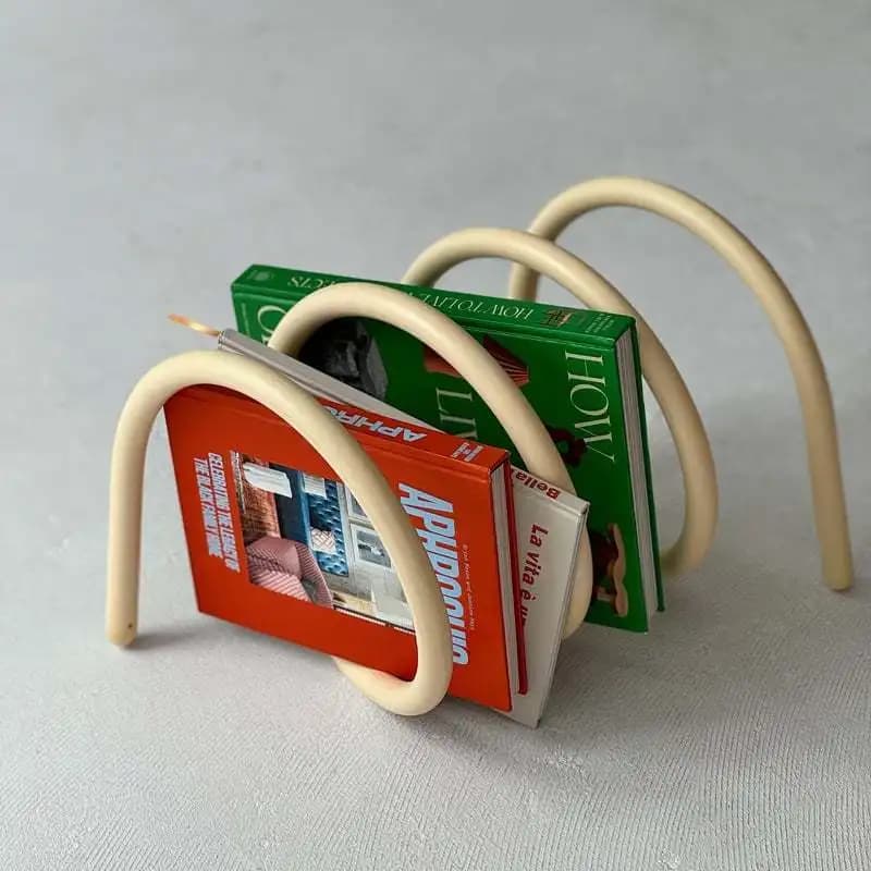 Estante organizadora minimalista bege para livros, design moderno em arcos para organização compacta