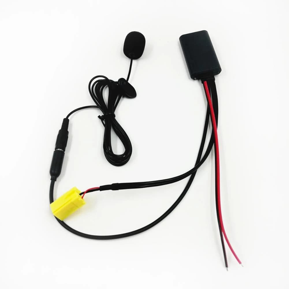 Painel de controle de som de carro com display digital mostrando 'AUX'