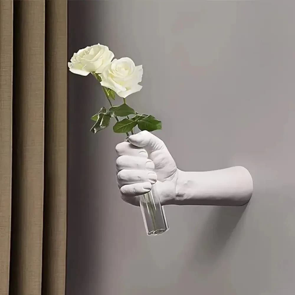 Vaso de parede de resina geométrica com rosas brancas