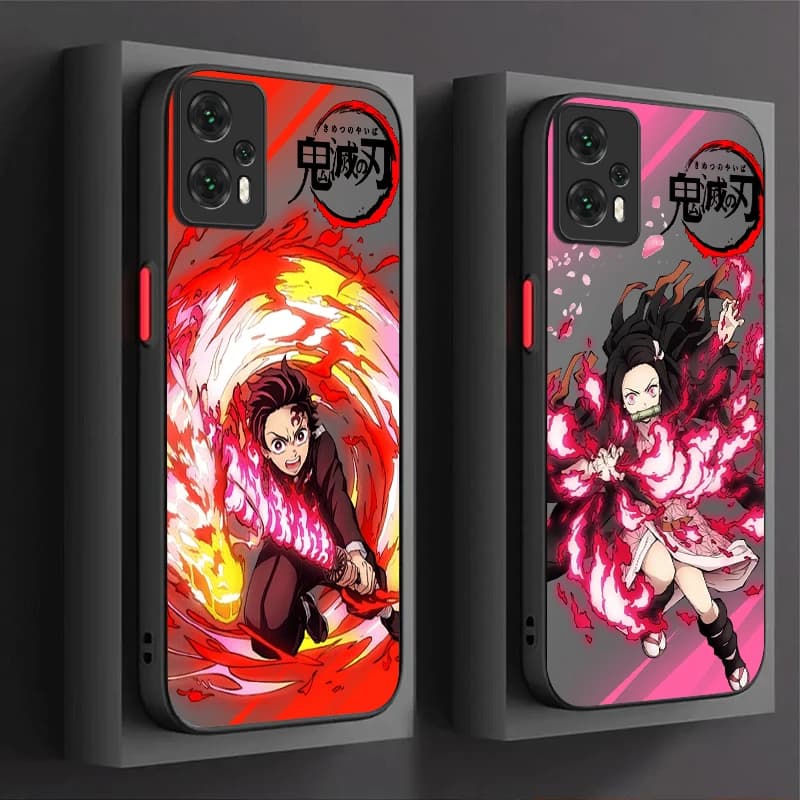Capa protetora de anime para smartphone com personagens em poses dinâmicas, em vermelho e rosa.