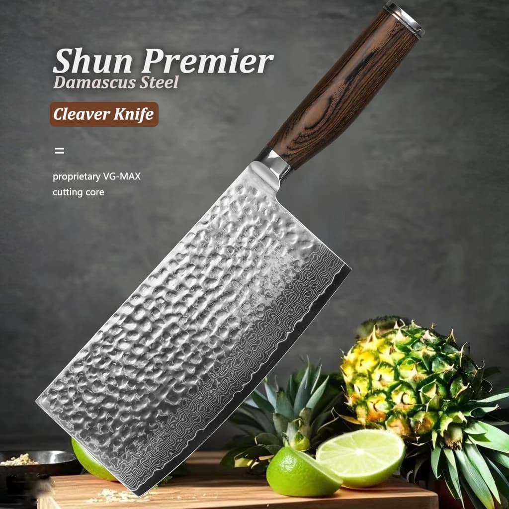 Faca nakiri japonesa com cabo de pakkawood e lâmina VG-MAX, sobre fundo escuro com frutas tropicais