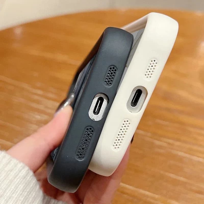 Detalhe das entradas e alto-falantes das capas preta e rosa para Xiaomi Redmi Note 14 em silicone