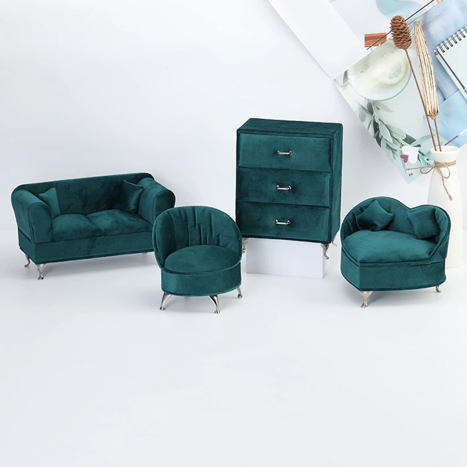 Mini móveis azul-marinho para bonecas incluindo sofá, poltronas e gaveteiro em veludo