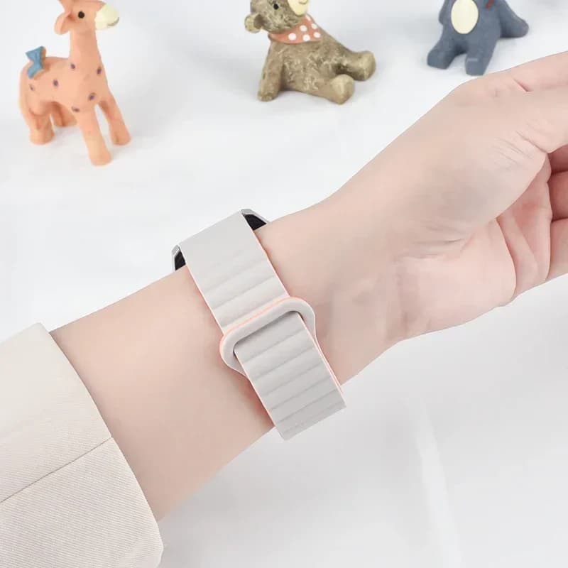 Pulseira para smartwatch Redmi Watch 4 laço magnético esportivo silicone branco com detalhes laranja no pulso