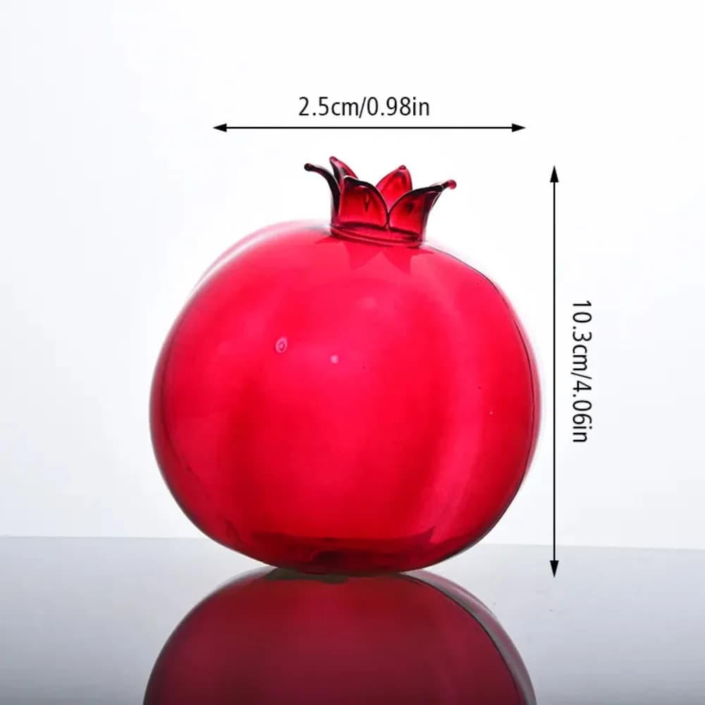 Vaso decorativo Jácotei em vidro vermelho formato romã com 10,3cm de altura e 2,5cm de largura