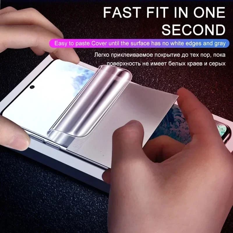 Película protetora de tela hidrogel transparente sendo aplicada em smartphone Samsung Galaxy com ajuste rápido e sem bordas brancas