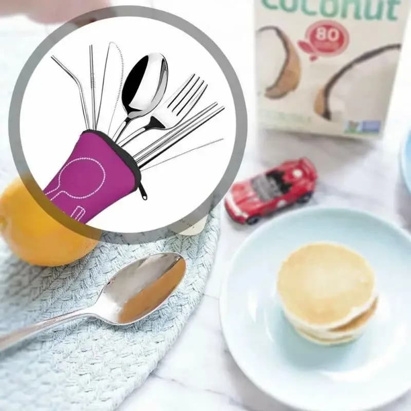 Estojo roxo com conjunto portátil de talheres em aço inoxidável para adulto em ambiente de café da manhã