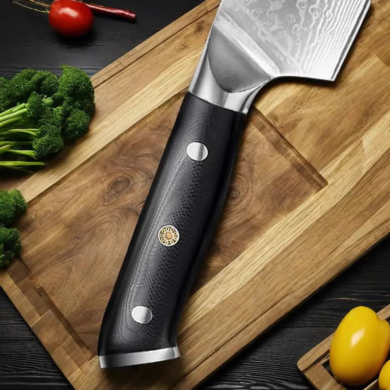 Cabo preto em material G10 da faca Nakiri 7 polegadas com rebites metálicos e detalhe decorativo